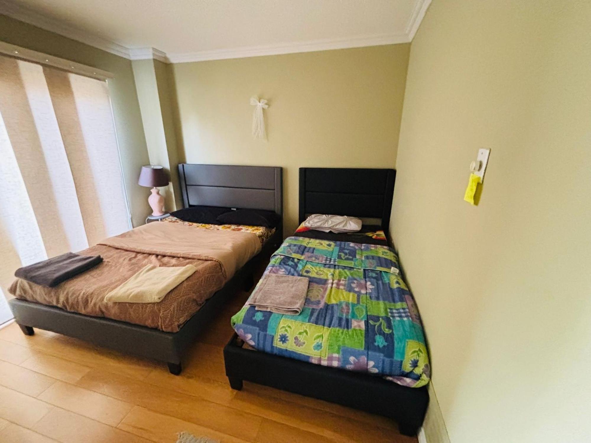 Room With Private Patio Next To Toronto Airport 미시소거 외부 사진