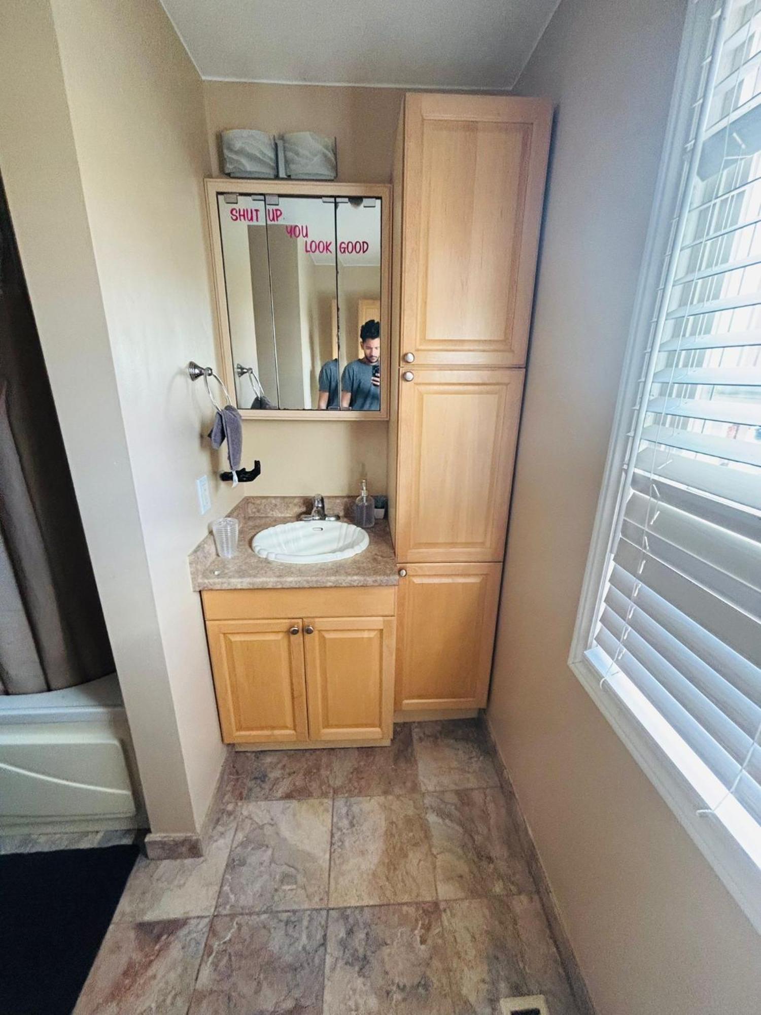 Room With Private Patio Next To Toronto Airport 미시소거 외부 사진